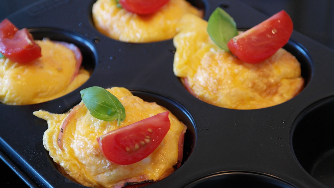 Małe omlety w muffinkowych foremkach